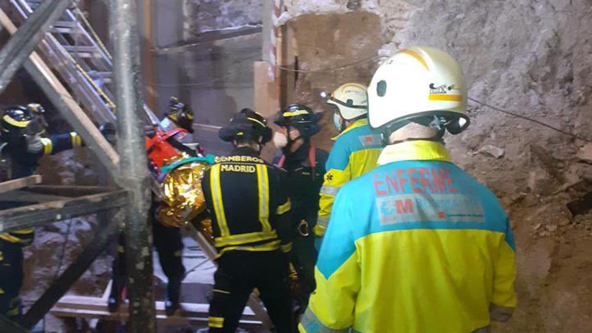 Una piedra de 40 kilogramos cae encima de un trabajador