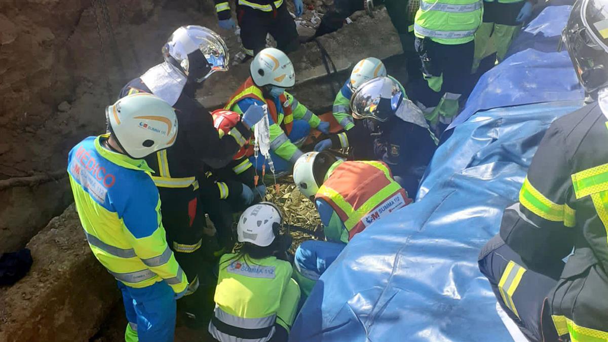 Un talud se desprende y cae sobre la pierna de un trabajador