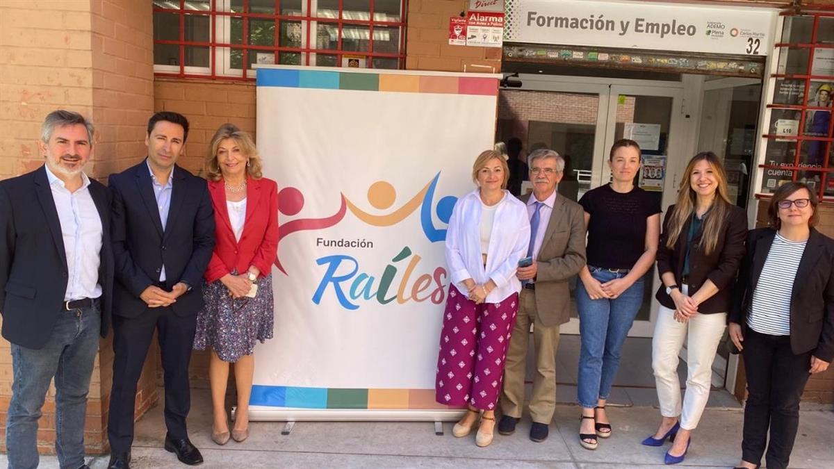 La delegada del área económica, Engracia Hidalgo, ha visitado la Fundación Raíles, con la que la Agencia para el Empleo municipal colabora con un programa pionero
