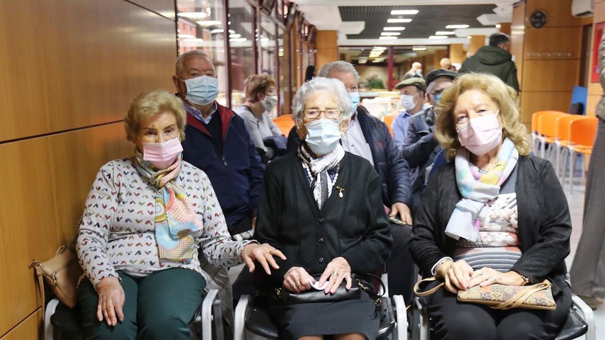 Se trata de cinco mujeres y un hombre de entre 88 y 107 años que participan habitualmente en las actividades de los Centro Mayores Municipales