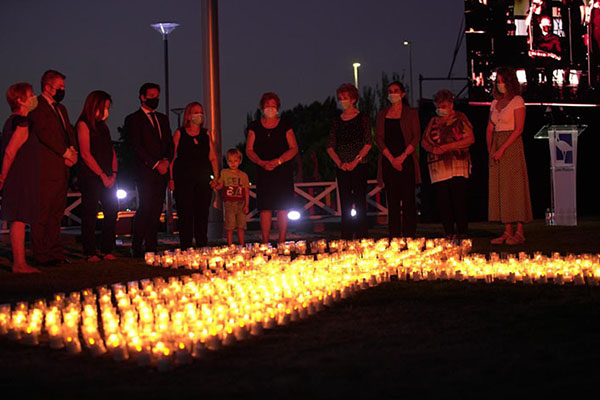 Las Rozas ha celebrado un emotivo acto en memoria de las víctimas y en agradecimiento a los trabajadores de la primera línea