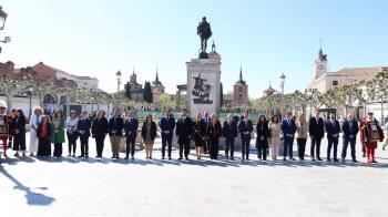 Se ha colocado una corona de laurel a los pies del monumento 
