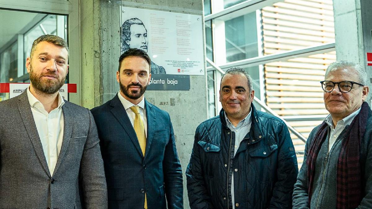 Se ha colocado una placa en reconocimiento a su aportación al mundo de la literatura