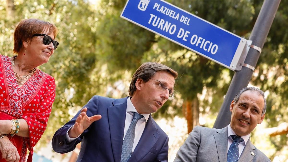 Almeida descubre una placa en la plazuela ubicada en el distrito de Centro  
