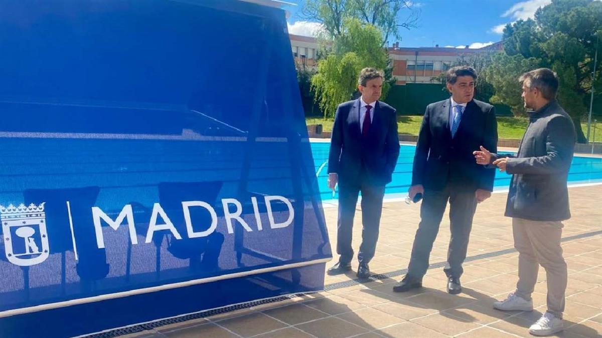 El concejal del distrito, David Pérez, ha visitado la piscina de verano del Centro Deportivo Municipal Hortaleza, recién reformada
