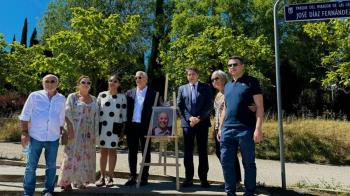 El concejal David Pérez ha descubierto la placa del parque Mirador de las Cárcavas-José Díaz Fernández, denominación que aprobó el Pleno del distrito en enero
