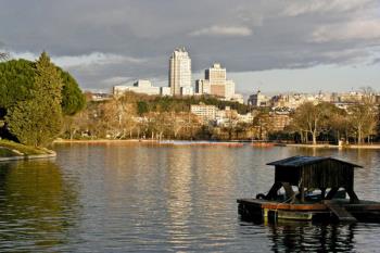 Un grupo de estudiantes del Blas de Otero participan en esta actividad de Educación Ambiental