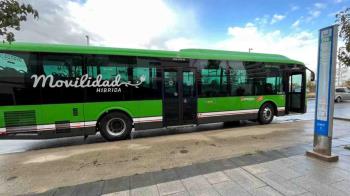 La Comunidad de Madrid han establecido serviciEste lunes, 28 de octubre, comienza la huelga en los autobuses urbanos, interurbanos y escolares. Paros convocados por los sindicatos del sector del transporte por carretera, que exigen al Gobierno de España la jubilación anticipada por peligrosidad. 



Ante esta huelga nacional, en el caso de Madrid, la Comunidad de Madrid ha fijado unos servicios mínimos de hasta un 80% en los autobuses urbanos interurbanos en hora punta. Los servicios mínimos son del 45% en las horas valle.os mínimos del 80%