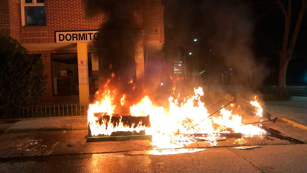 Queman tres contendores esta noche en el municipio
