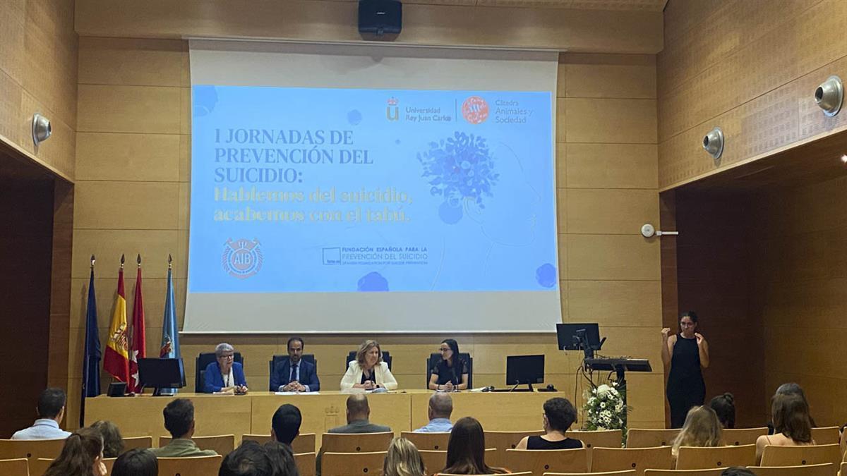 El programa incluyó un taller práctico de intervención asistida con animales, una de las principales líneas de actuación de la Cátedra