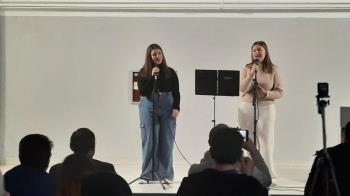 Los alumnos de 3º y 4º de la ESO y 1º y 2º de Bachillerato de este instituto han cantado y bailado para despedir el año como se merece