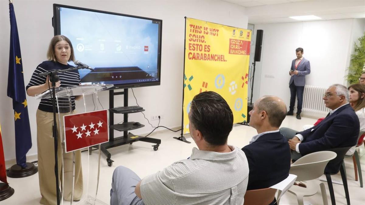 La delegada de Cultura, Turismo y Deporte, Marta Rivera de la Cruz, y el concejal del distrito, Carlos Izquierdo, han participado en la presentación del proyecto
