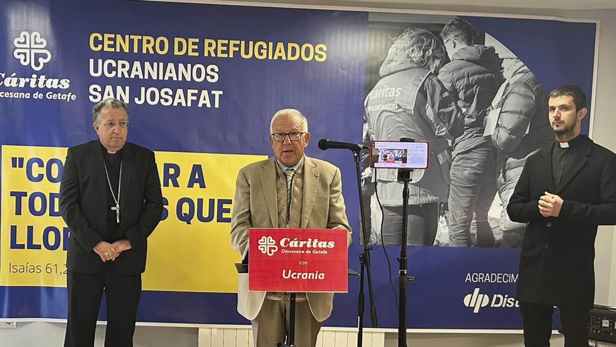 El obispo de Getafe acude al local para ver de primera mano cómo han quedado las obras