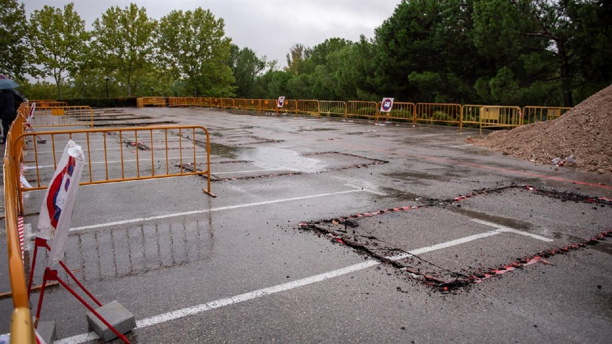 El municipio instalará placas fotovoltaicas en marquesinas para coches en el aparcamiento de la piscina cubierta 