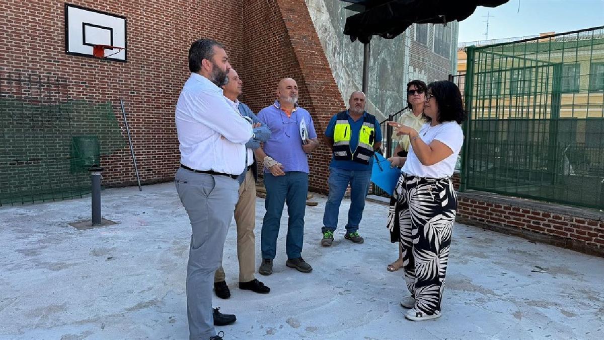 El concejal del distrito, Carlos Segura, ha visitado las obras que la junta está llevando a cabo en este equipamiento
