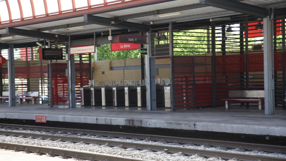 El tramo en el que se ubican se encuentra entre la estación de La Serna y la Avenida de España