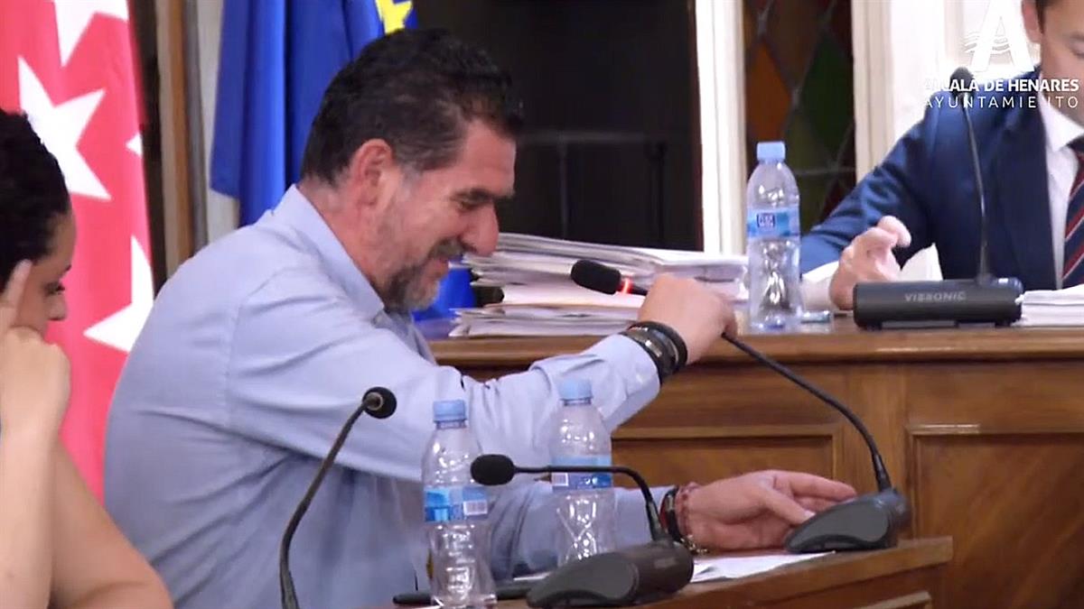 El segundo teniente de alcalde se dirige de manera despectiva a la escolta que acompañaba al anterior Gobierno popular de Alcalá