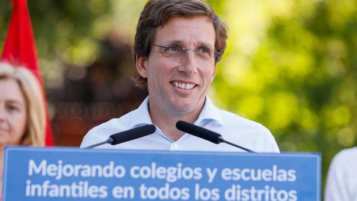 El alcalde, José Luis Martínez-Almeida, ha visitado el CEIP Joaquín Costa que, con un presupuesto de 850.000 euros, incorporará iluminación led y renovará los aseos
