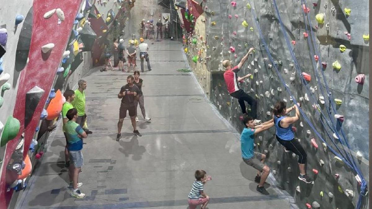 El concejal del distrito, Carlos Izquierdo, ha asistido a la jornada de escalada familiar en el rocódromo ROC 30, una de las instalaciones del programa
