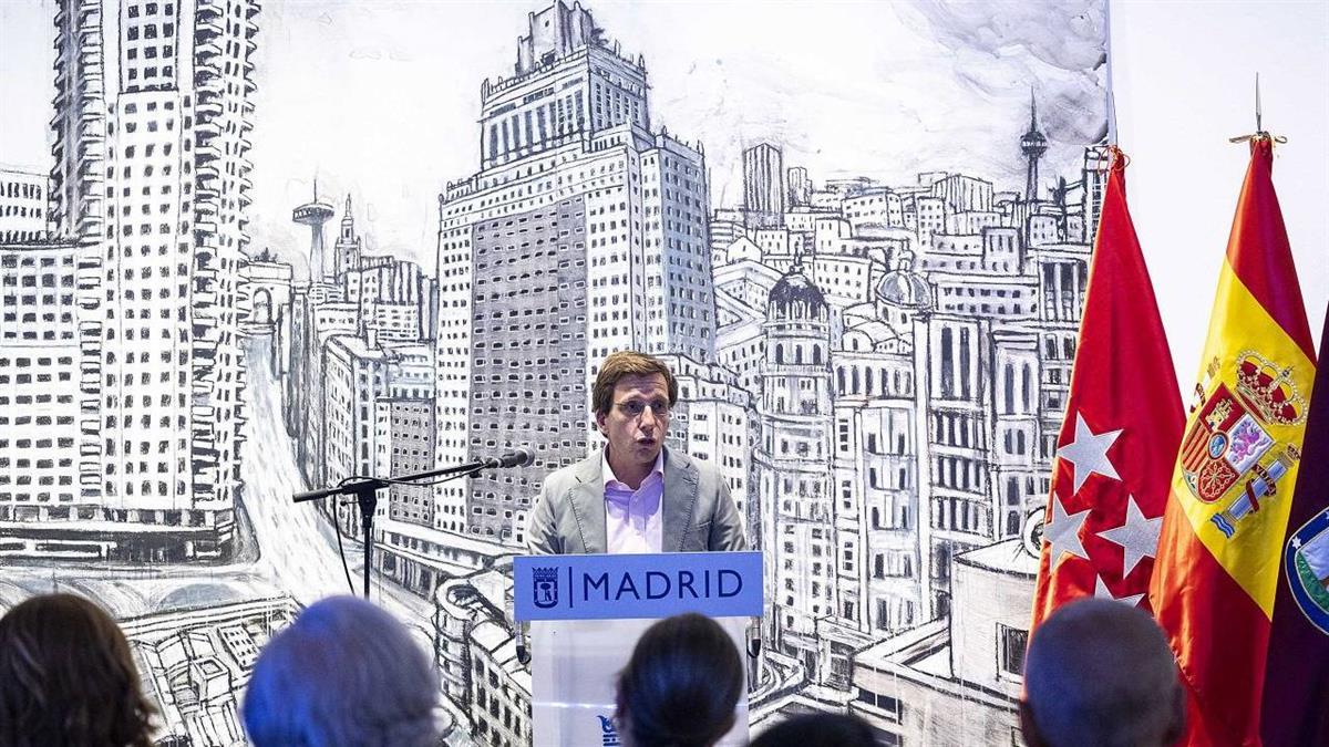 El alcalde ha participado en la inauguración de la muestra Cada vez que miras, organizada por el Área de Cultura, Turismo y Deporte
