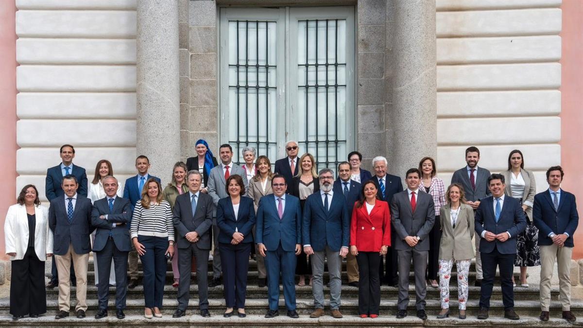 Los cuatro primeros puestos los siguen ocupando concejales de su actual equipo de gobierno, y de los 6 siguientes, vemos 3 nuevas caras