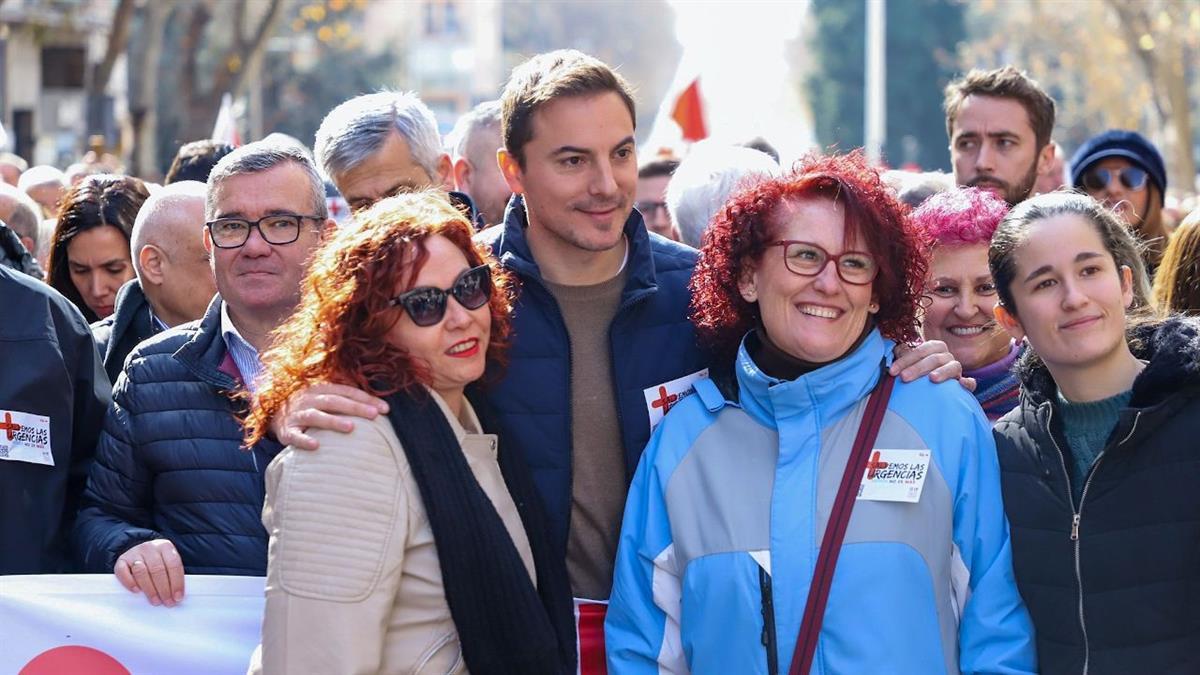 El secretario general de los socialistas, Juan Lobato, visitó el Hospital de Guadarrama para “escuchar a sus profesionales”