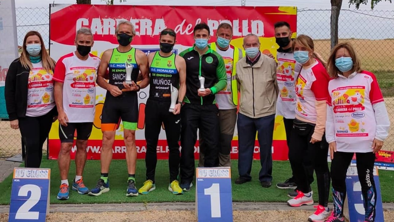 Los participantes recibieron un pollo limpio preparado para cocinar Deliave, camiseta, trofeos, un cronometraje con chip, avituallamiento