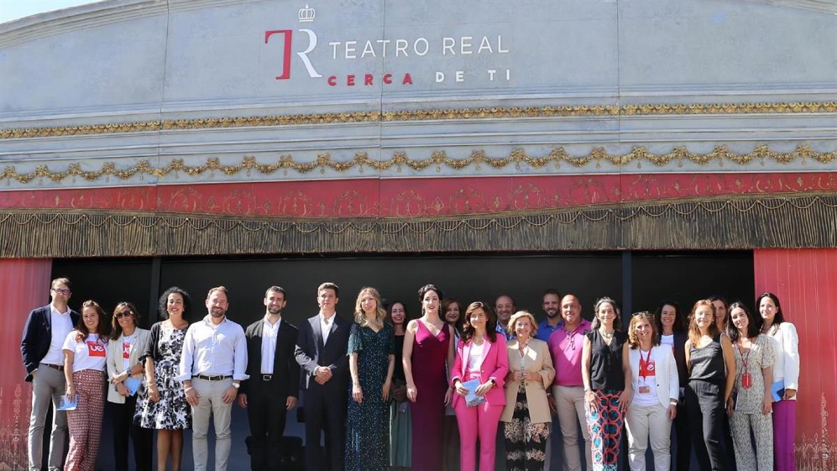 El escenario itinerante del Teatro Real de Madrid ha dado la bienvenida a los nuevos estudiantes