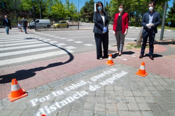 Lee toda la noticia 'La distancia de seguridad, también en los pasos de cebra de Pozuelo'