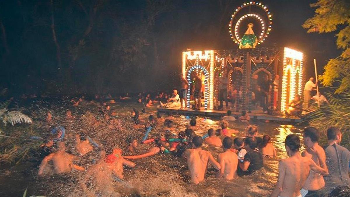 Una procesión fluvial, la única de la región, en la que se emplea una barca de maroma tradicional, protagoniza la celebración