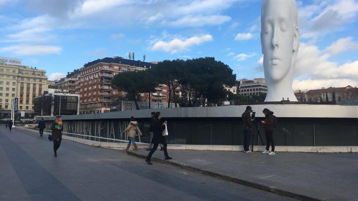 La escultura 'Julia', de Jaume Plensa, prorroga su permanencia en la plaza de Colón un año más