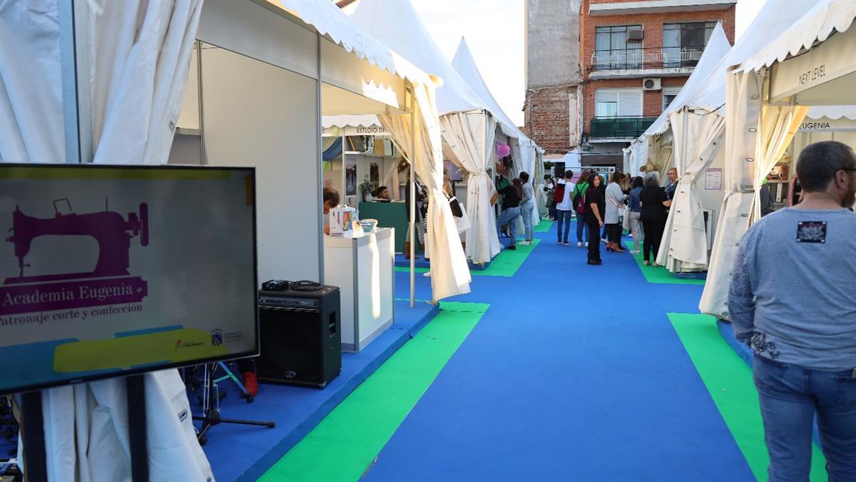 Durante el fin de semana se celebra la IV edición de esta feria que permite a los comerciantes locales promocionar sus productos y dar a conocer sus negocios