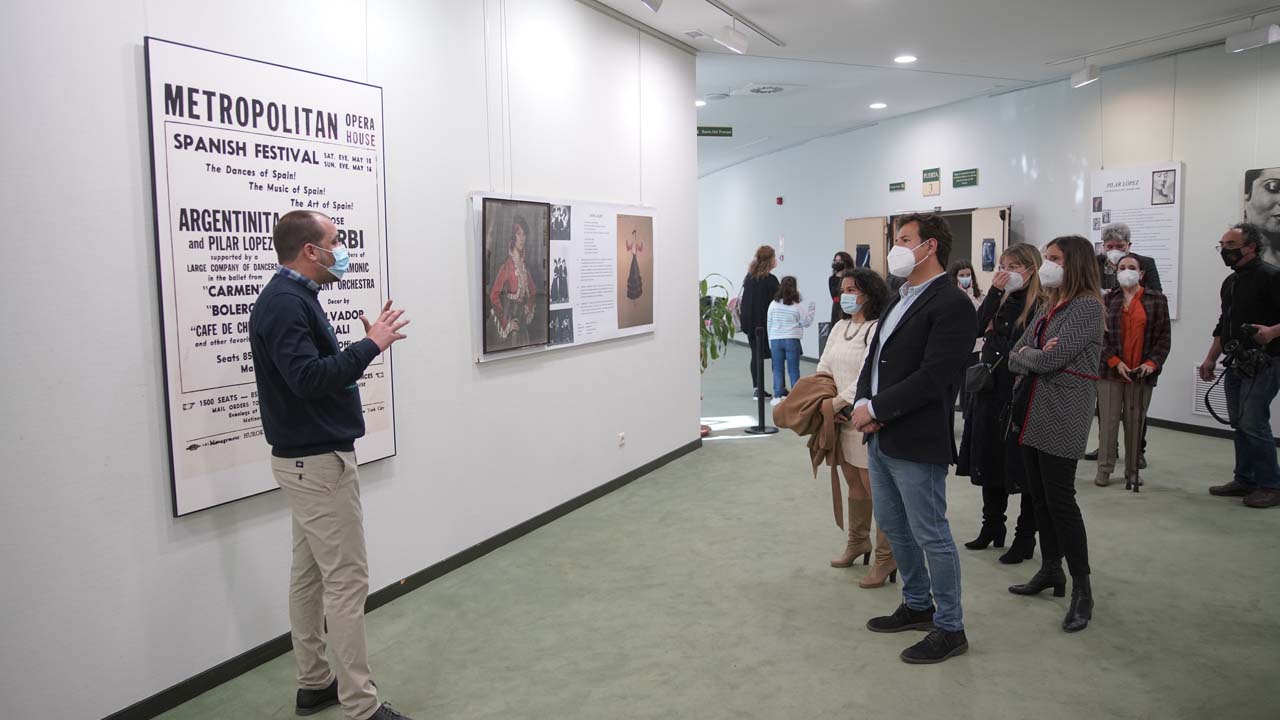 Se ha inaugurado una exposición sobre la trayectoria profesional de la artista, y han colocado una placa con su nombre