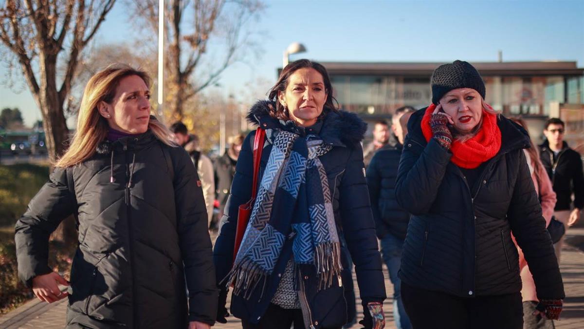 La portavoz del PSOE en Madrid se acerca hasta el intercambiador de cuatro vientos para visitar el dispositivo de movilidad