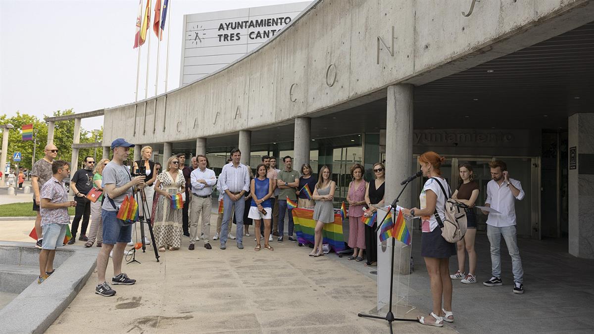 La corporación municipal de Tres Cantos conmemora el 28 de junio
