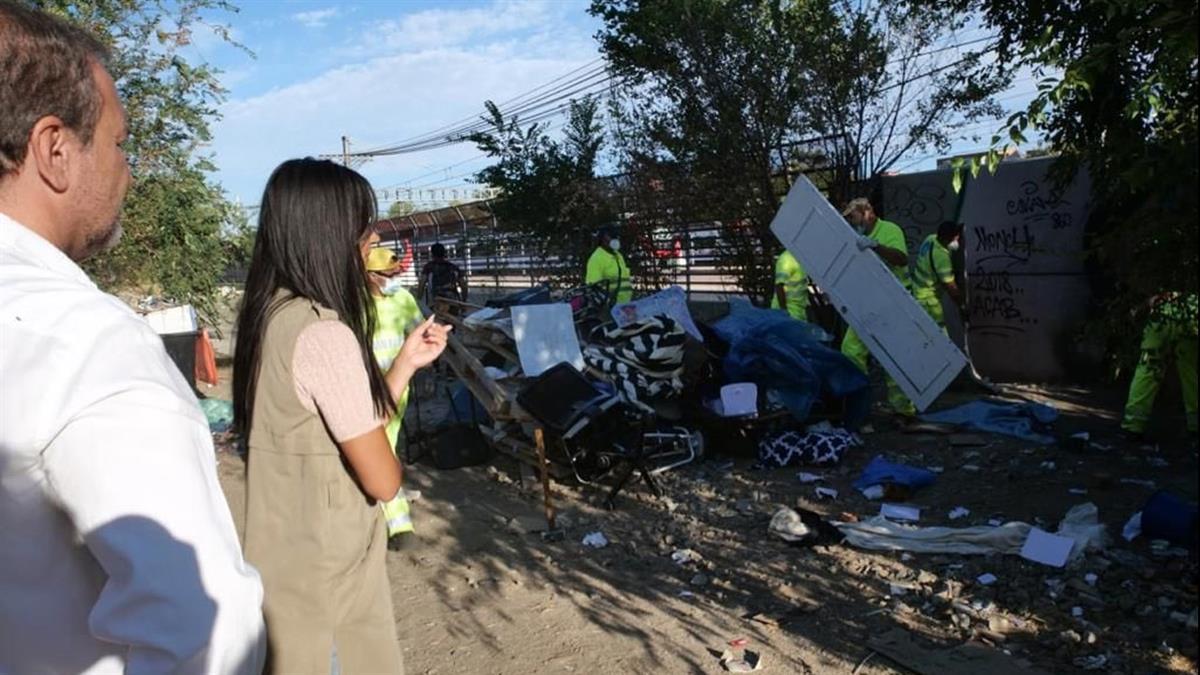 Begoña Villacis y Mariano Fuentes supervisaron el desmantelamiento de uno de estos espacios