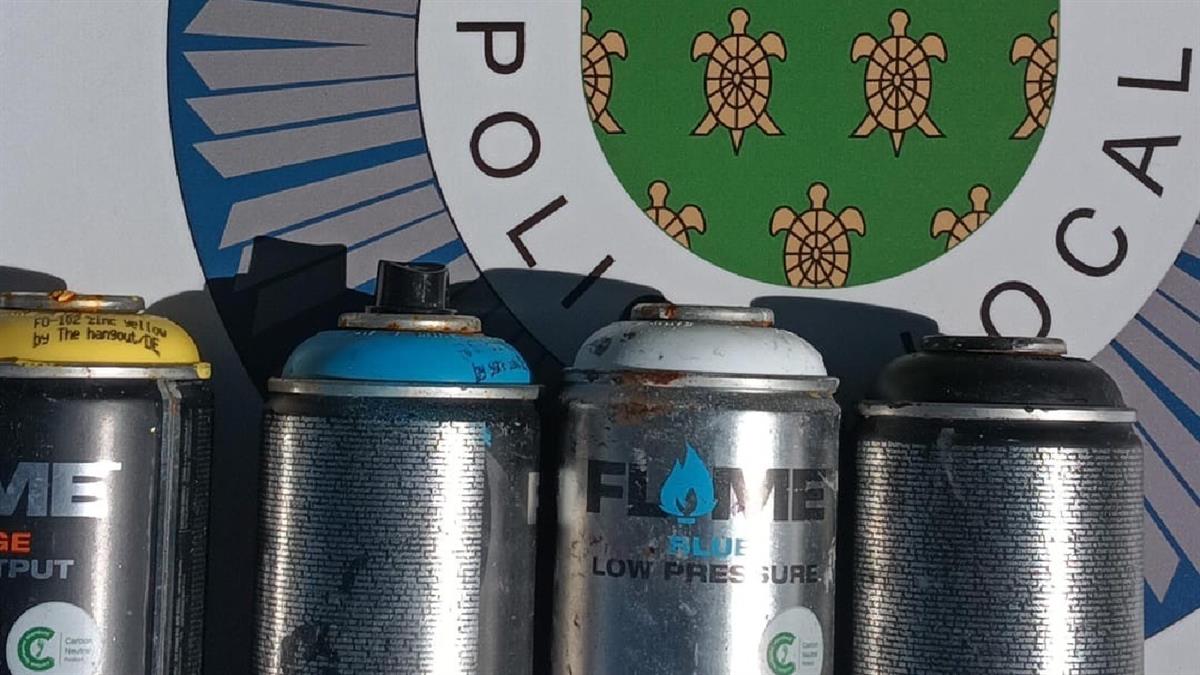La coordinación entre Policía Local y Medio Ambiente ha permitido sorprender a estos grafiteros reincidentes 