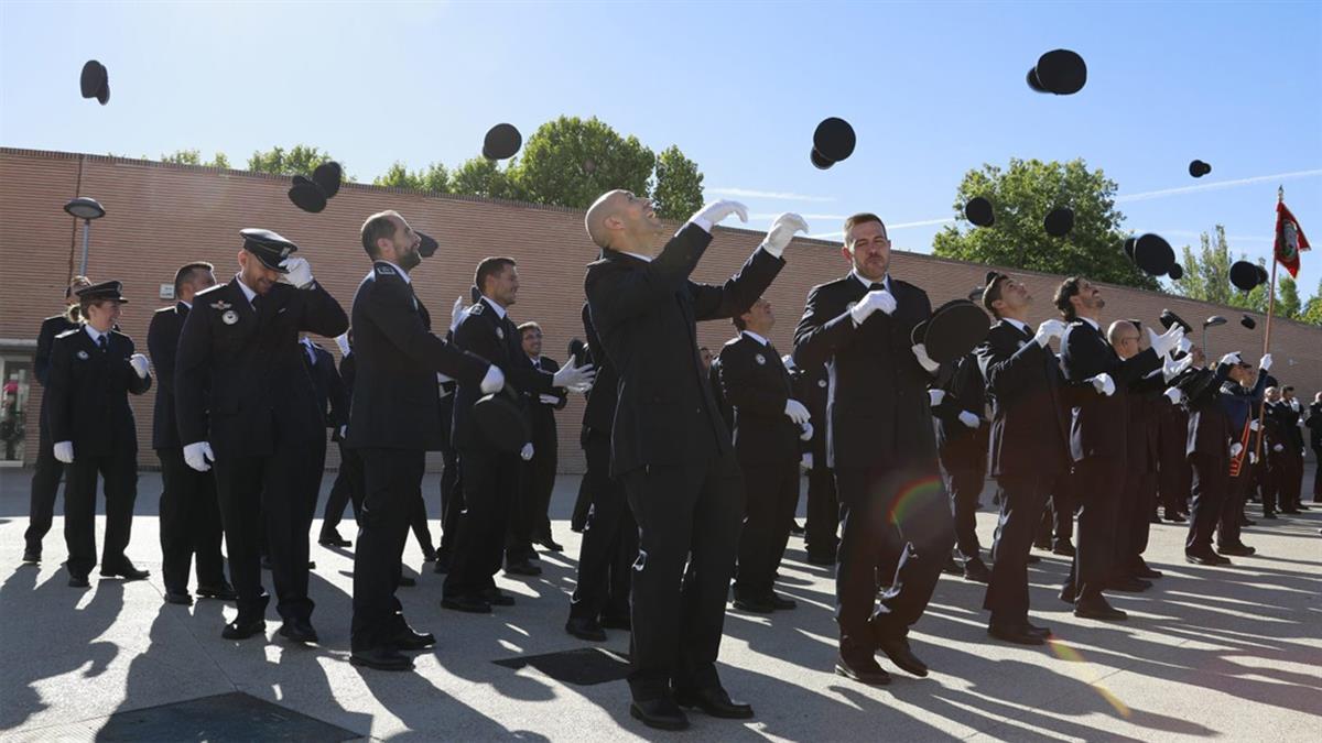 La delegada de Seguridad y Emergencias y portavoz municipal, Inmaculada Sanz, ha presidido la entrega de despachos de la XIV promoción
