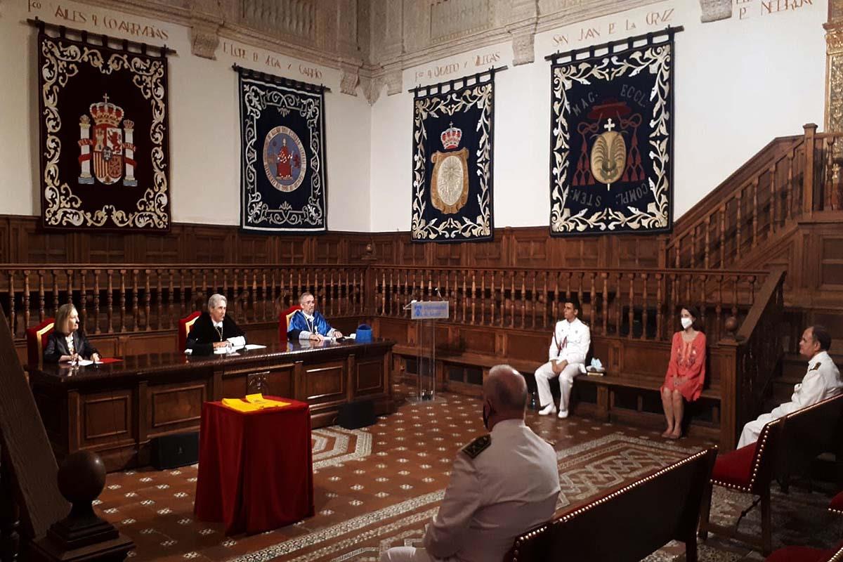 El Paraninfo acogió la ceremonia del Grado en Medicina del Centro Universitario de la Defensa (CUD), que contó con la participación online de los estudiantes