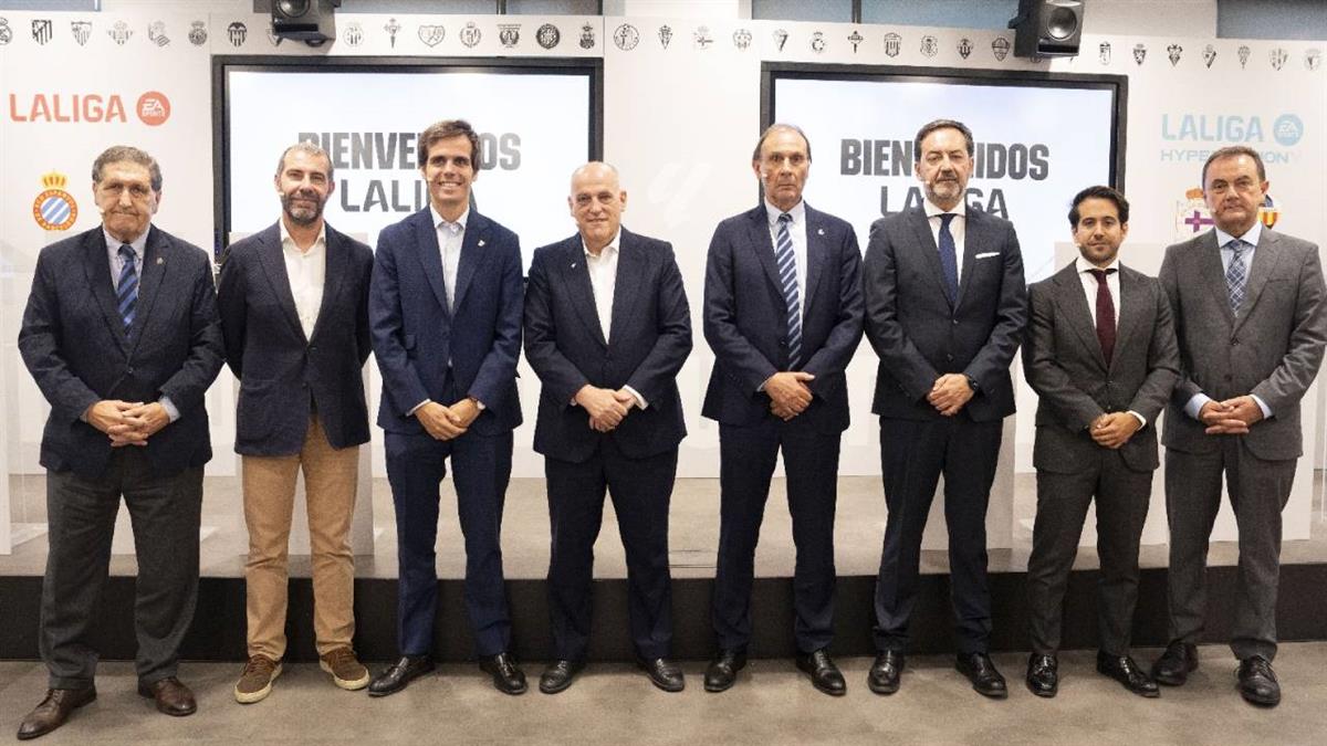 Javier Tebas, homenajeó a cada uno de los siete clubes que lograron el ascenso 