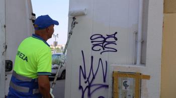 Desbroce, limpieza de aceras y eliminación de pintadas son algunas de las labores que se están realizando