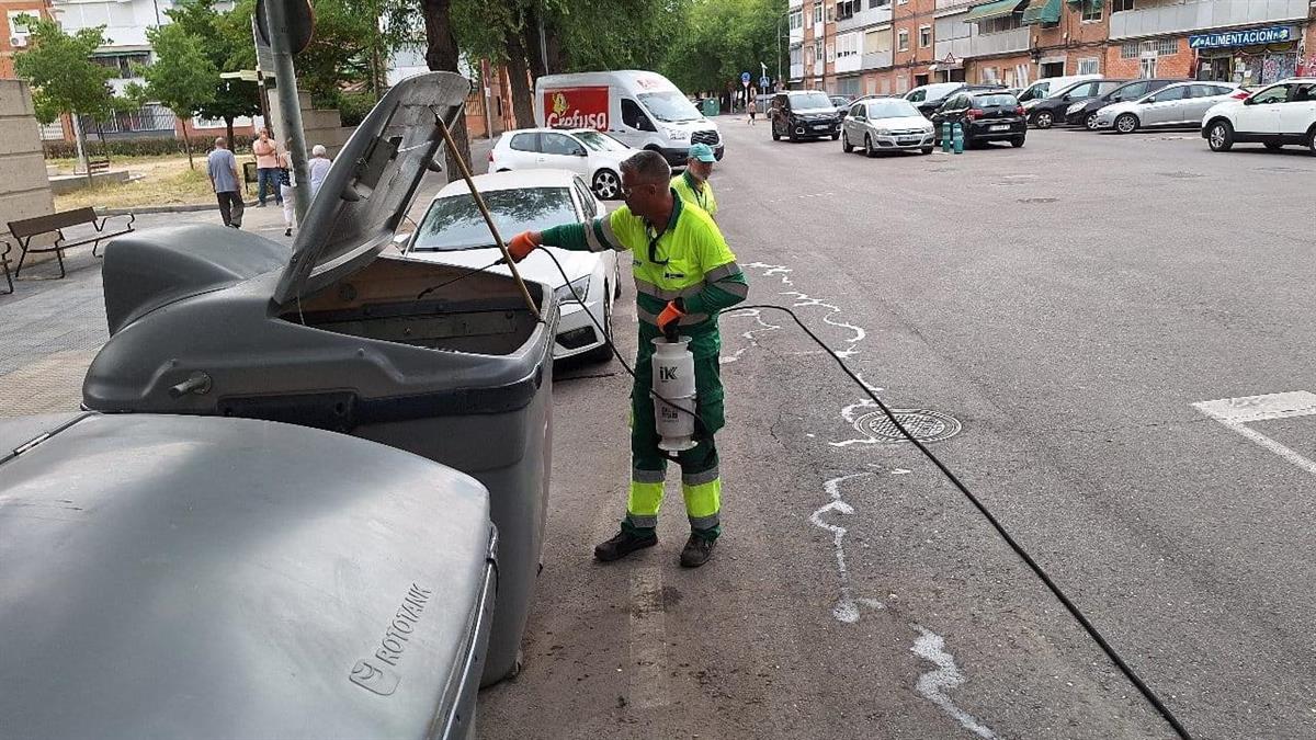 Se trabaja a un ritmo intenso de limpieza que alcanza los 70 contenedores diarios