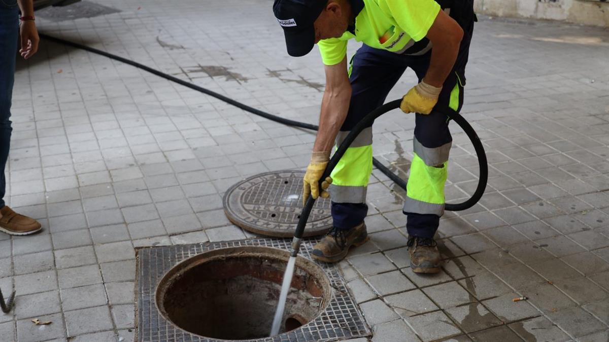 Se ha reforzado la limpieza y el mantenimiento de las rejillas del alcantarillado