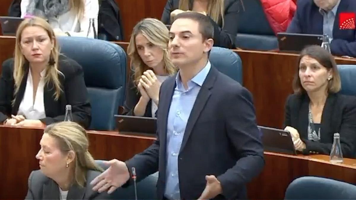 El portavoz del PSOE en la Asamblea de Madrid señala la actitud de la presidenta regional al no condenar los ataques a Pedro Sánchez en Paiporta 