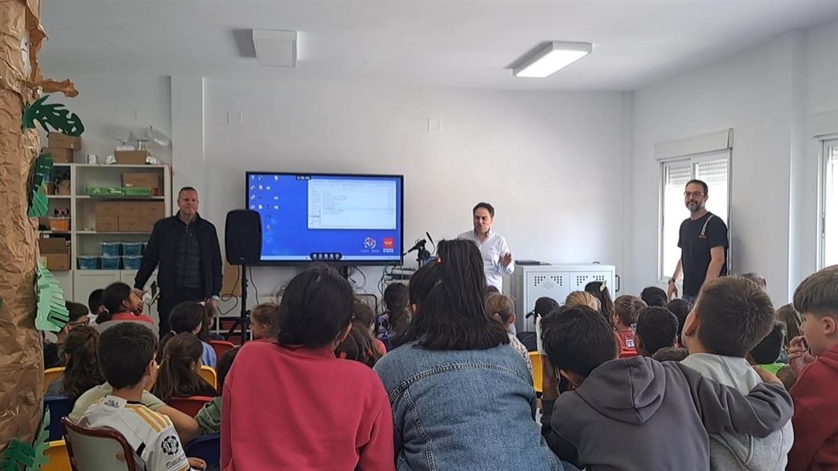 Los chicos y chicas de 3º de Primaria han podido disfrutar de una mañana de locución y radiofonía