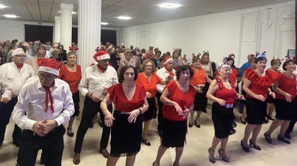 Los mayores celebran la Navidad con actuaciones, bailes y un encuentro intergeneracional