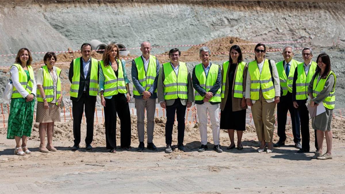 El delegado de Políticas de Vivienda, Álvaro González, ha visitado este desarrollo urbanístico del sureste de la capital, que comenzarán a construir a partir de 2025
