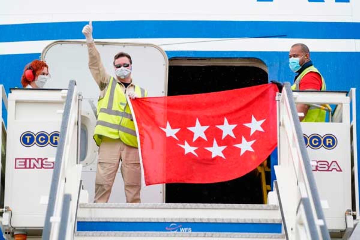 Guantes, trajes de protección y mascarillas han llegado en el cuarto avión contratado por la Comunidad de Madrid