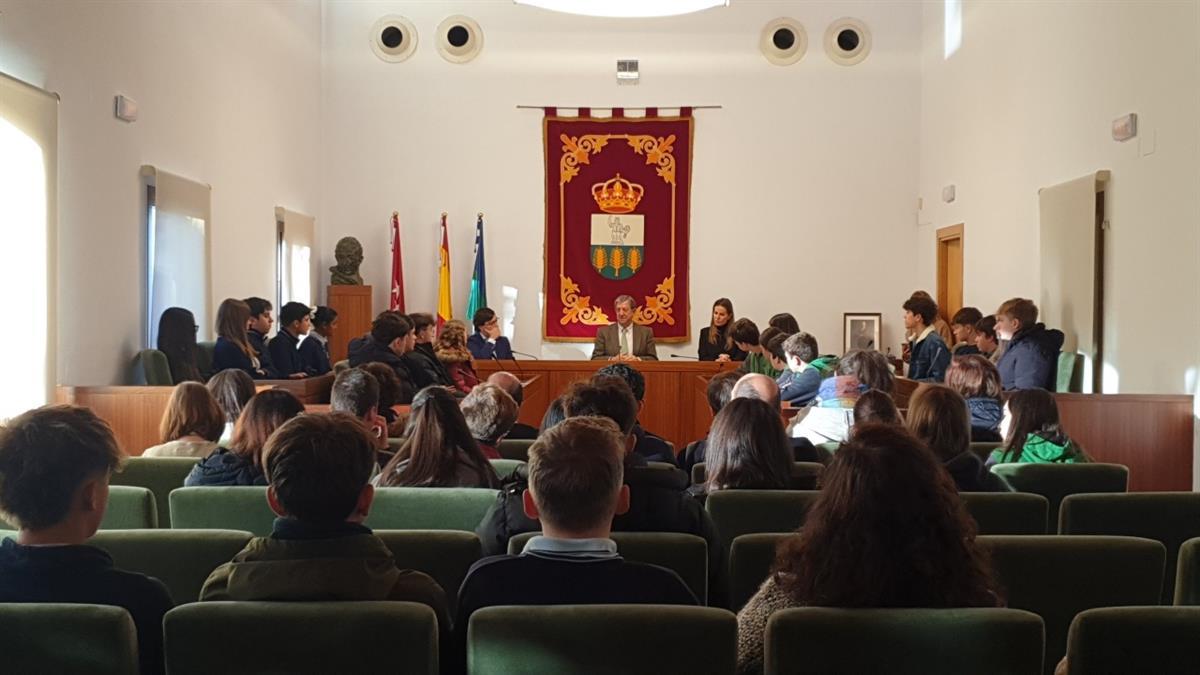 Ochenta estudiantes del participan en una simulación del Pleno en el Ayuntamiento