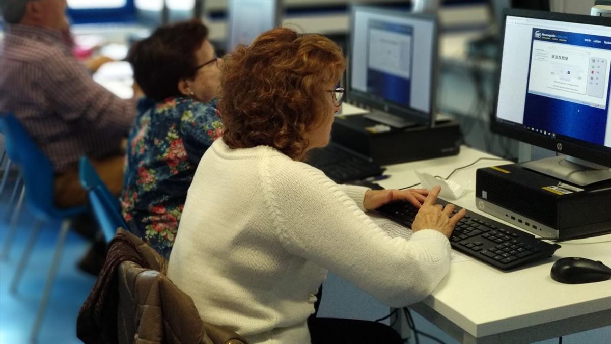 Un millar de personas aprenden a manejar las nuevas tecnologías